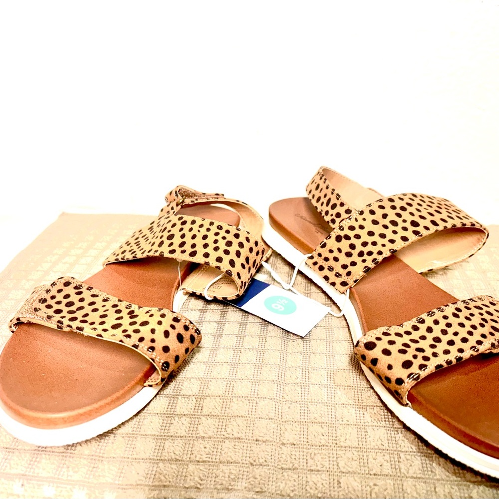 Universal Thread Women's Natalie Leopard Print Ankle Strap Sport Sandals - Picture 2 of 3